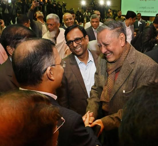 দেশে ফিরে গণমাধ্যম সম্পাদকদের সঙ্গে তারেক রহমানের আমন্ত্রণে মাহফুজ আনাম। করমর্দন করছেন তারেক রহমানের সঙ্গে। ২০২৬ সালের ১০ জানুয়ারি। ছবি: আপন দেশ