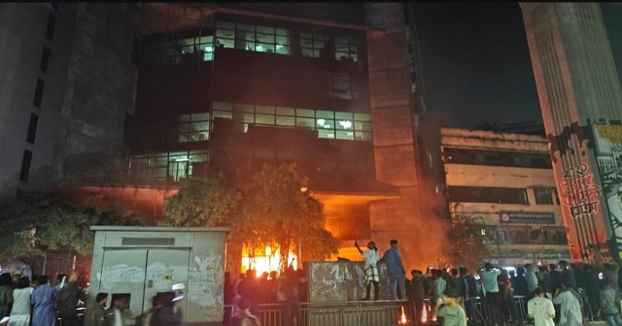 ইনকিলাব মঞ্চের মুখপাত্র শরীফ ওসমান বিন হাদীর মৃত্যুর খবরে ডেইলি স্টার ভবনে আগুন দেয় ক্ষুব্ধরা। ২০২৫ সালের ১৮ ডিসেম্বর। ছবি: সংগৃহীত