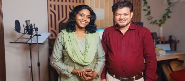 কণ্ঠশিল্পী ইসমত আরা ইভা ও গীতিকার সায়ীদ আবদুল মালিক। ছবি: সংগৃহীত
