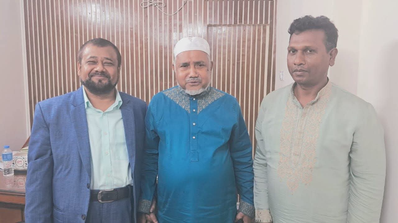 জামায়াতের নায়েবে আমীর আব্দুল্লাহ মুহাম্মদ তাহের এমপি ও জামায়াত নেতা, ন্যাশনাল লাইফ ইন্সুরেন্সের প্রধান নির্বাহী কাজীম উদ্দিনের সঙ্গে খন্দকার আলমগীর। ছবি: সংগৃহীত