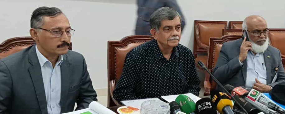 সচিবালয়ে সাংবাদিকদের ব্রিফ করছেন শিক্ষা উপদেষ্টা সি আর আবরার। ছবি: আপন দেশ