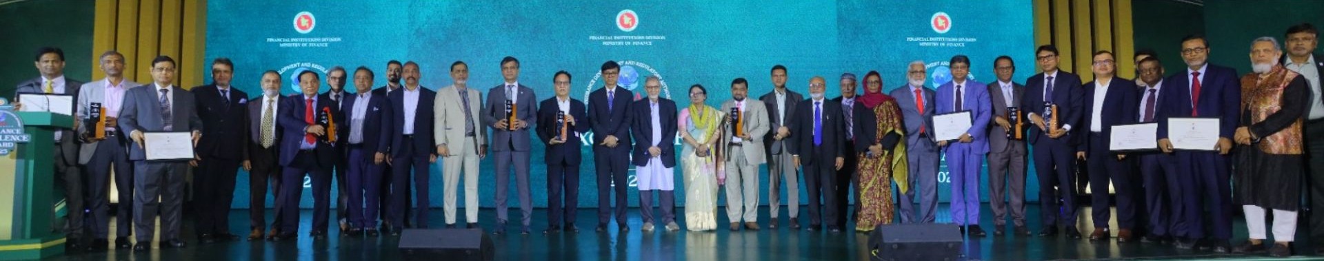 অনুষ্ঠানে অতিথি, অ্যাওয়ার্ডধারীসহ আয়োজক প্রতিষ্ঠানের কর্মকর্তাগণ। ছবি: সংগৃহীত