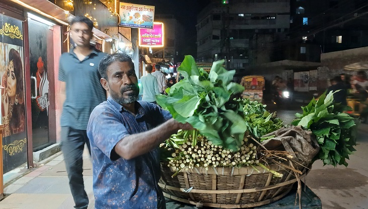 প্রত্যন্ত গ্রাম থেকে শহরে সবুজ শাকের ভ্যান