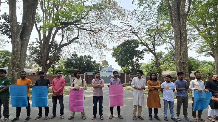 রাবি রেজিস্ট্রারের বাসায় ককটেল বিস্ফোরণ, শিক্ষার্থীদের ১২ ঘণ্টার আল্টিমেটাম রাবি রেজিস্ট্রারের বাসায় ককটেল বিস্ফোরণ, শিক্ষার্থীদের ১২ ঘণ্টার আল্টিমেটাম