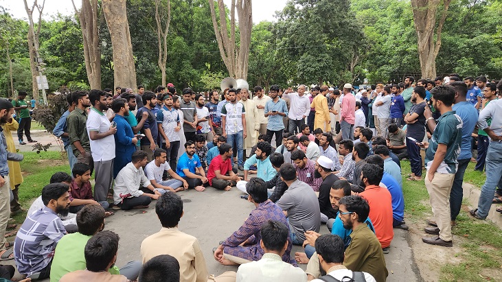 রুয়া নির্বাচন স্থগিতের প্রতিবাদে রাবি ভিসির বাসভবন ঘেরাও রুয়া নির্বাচন স্থগিতের প্রতিবাদে রাবি ভিসির বাসভবন ঘেরাও