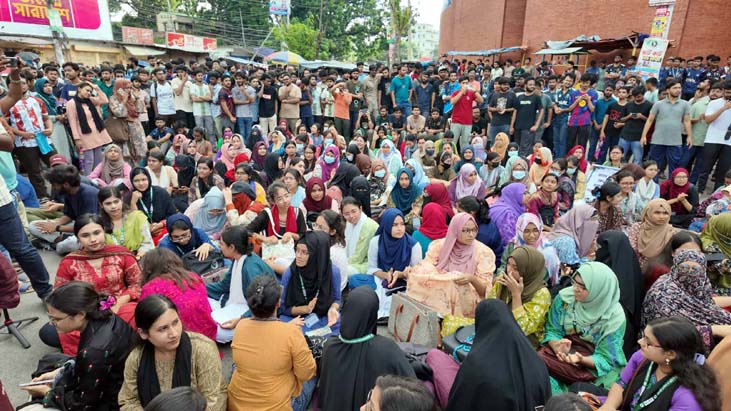 প্রকৌশলীদের শিক্ষার্থীদের ওপর লাঠিচার্জের প্রতিবাদে ঢাকা-রাজশাহী মহাসড়ক অবরোধ প্রকৌশলীদের শিক্ষার্থীদের ওপর লাঠিচার্জের প্রতিবাদে ঢাকা-রাজশাহী মহাসড়ক অবরোধ