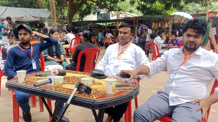 রাকসু নির্বাচনে প্রতি প্যানেলে ৫ বহিরাগতকে ক্যাম্পাসে ঢোকার অনুমতি রাকসু নির্বাচনে প্রতি প্যানেলে ৫ বহিরাগতকে ক্যাম্পাসে ঢোকার অনুমতি