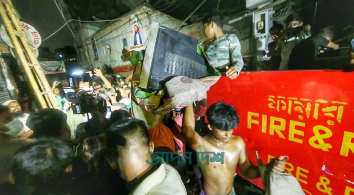 মূল্যবান জিনিস সরিয়ে নিচ্ছেন কড়াইল বস্তিবাসী