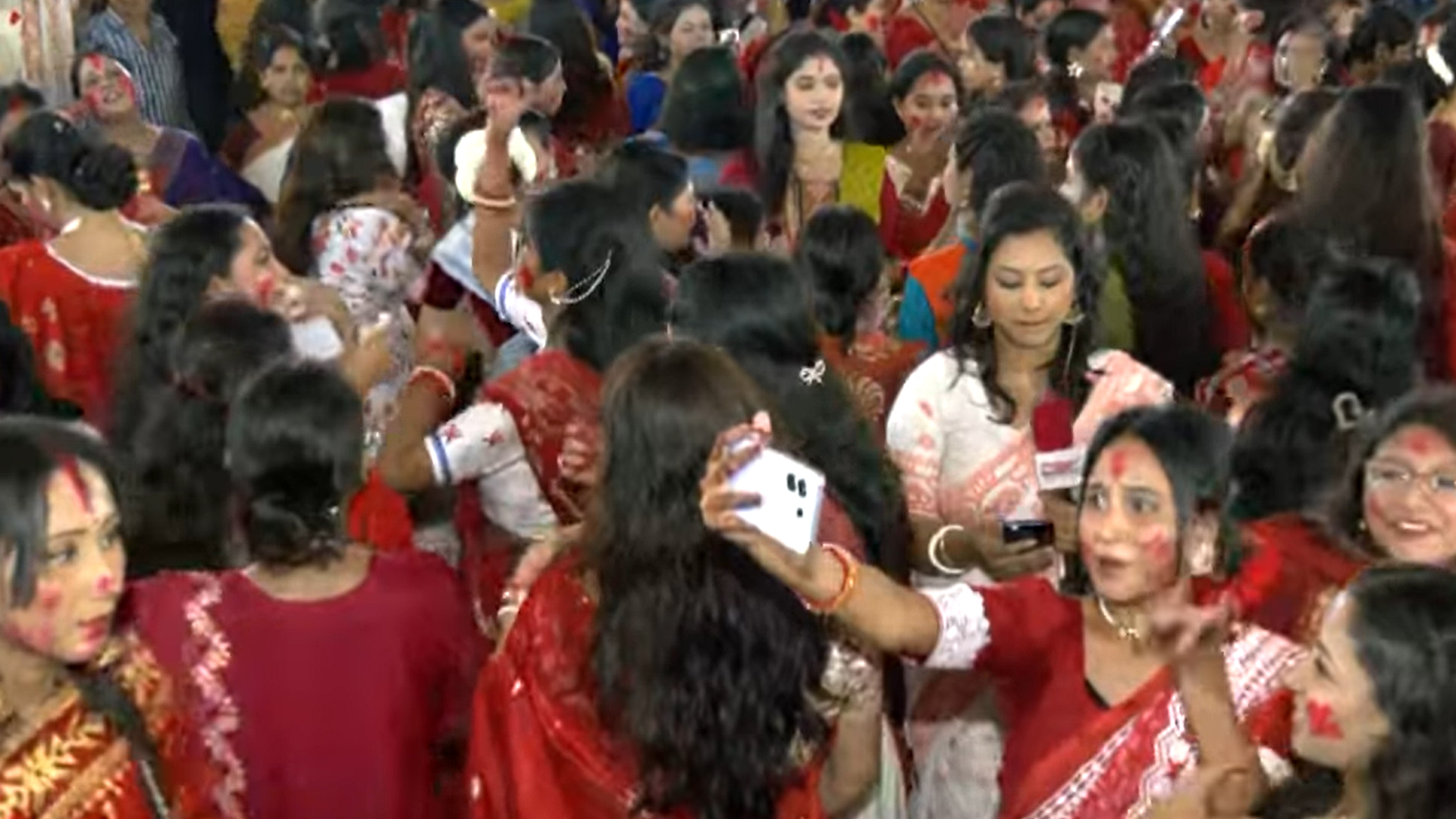সিঁদুর খেলায় দেবী দুর্গাকে বিদায়