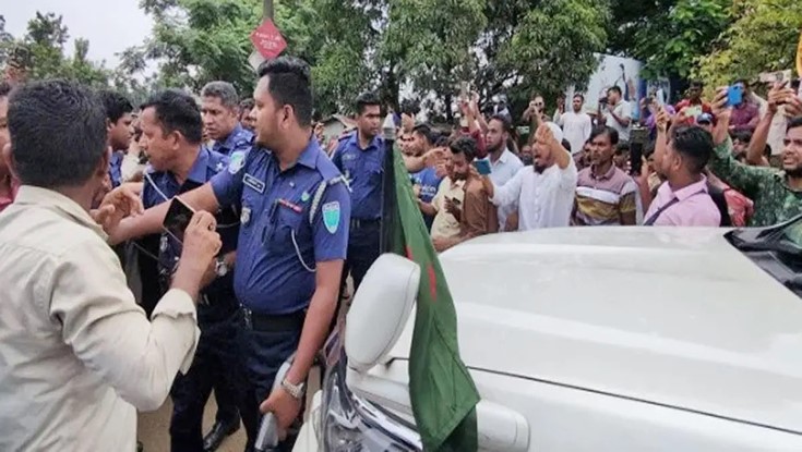 দুই উপদেষ্টাকে অবরুদ্ধ করে বিক্ষোভ