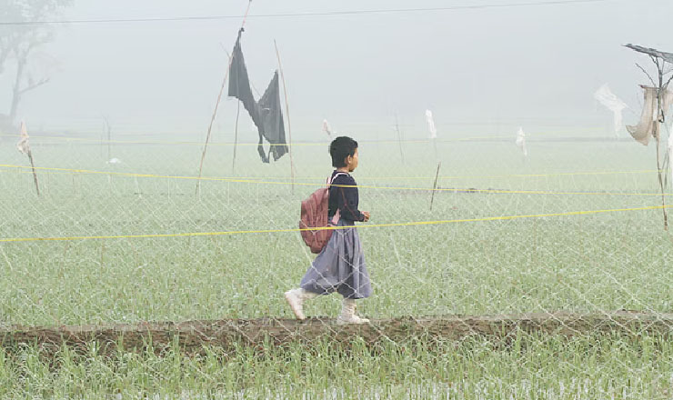 স্কুলে যাচ্ছে শিশু