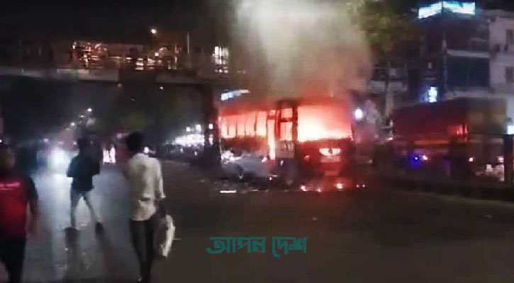 ধানমন্ডির ল্যাবএইড হাসপাতালের সামনে বাসে আগুন