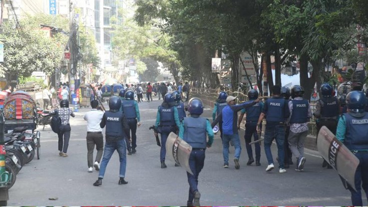 ধানমন্ডি ৩২ নম্বরে জনতা-পুলিশ সংঘর্ষ, সাউন্ড গ্রেনেড নিক্ষেপ
