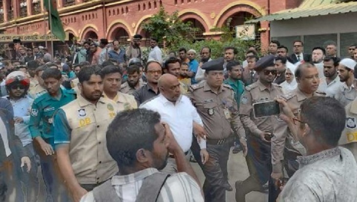 বরিশালে আইনজীবী সমিতির সভাপতি গ্রেফতার, আদালত চত্বরে বিক্ষোভ