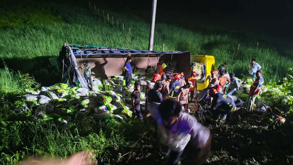 ট্রাক খাদে পড়ে নিহত ৭