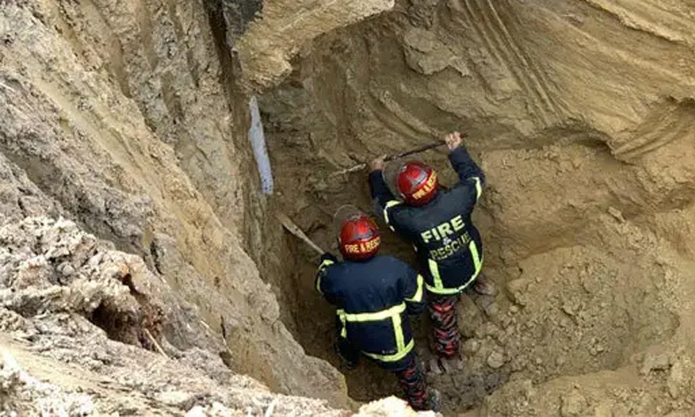 গভীর নলকূপের পাইপে পড়ে যাওয়া শিশু সাজিদকে উদ্ধার