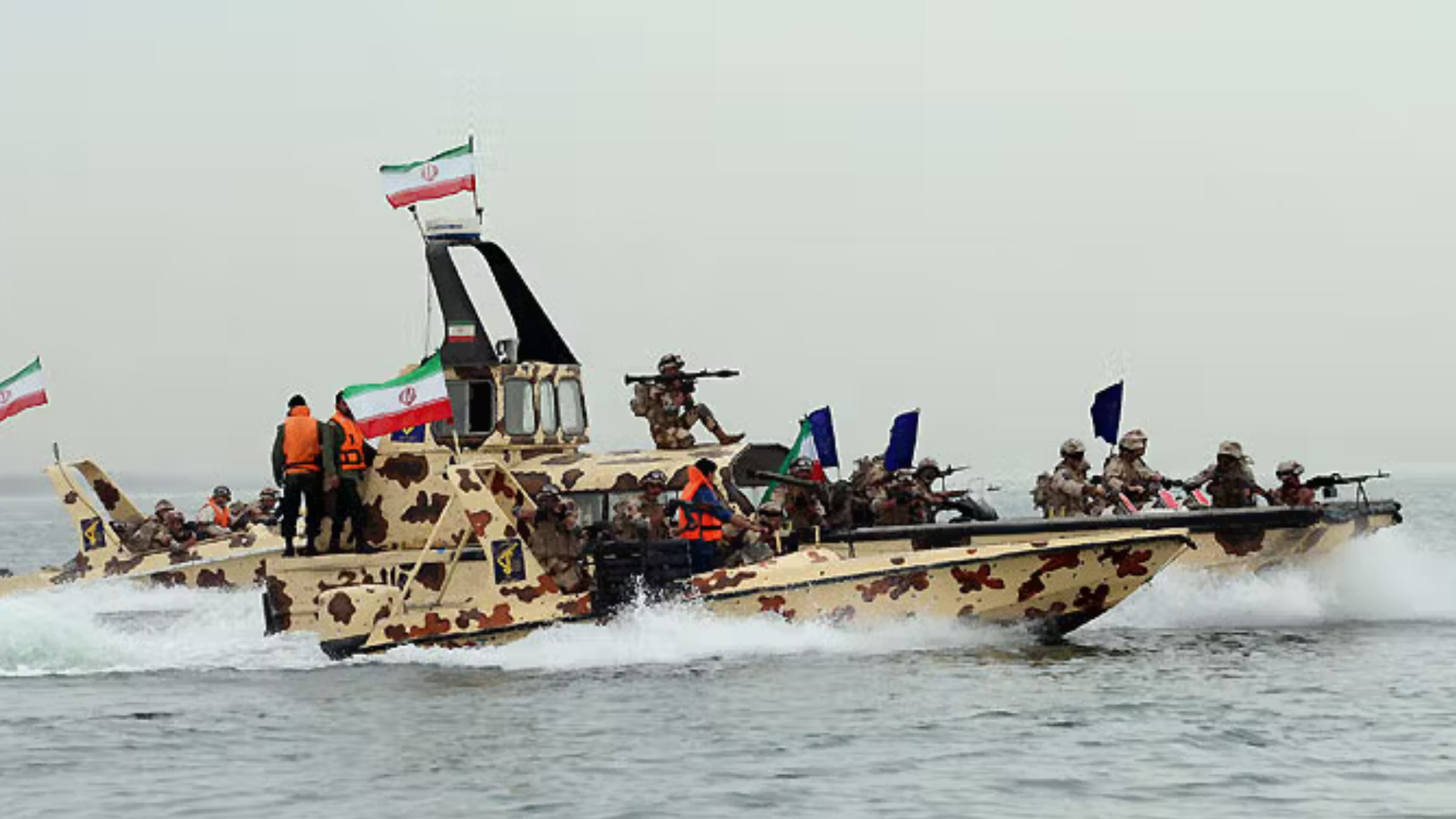 পারস্য উপসাগর থেকে ২ জাহাজ জব্দ করল ইরানি বাহিনী