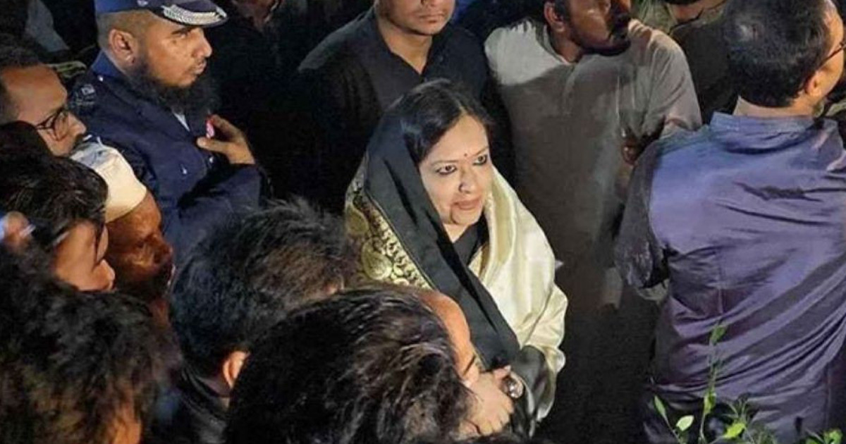 শহীদ মিনারে রুমিন ফারহানাকে বাধা, ১৫০ জনের বিরুদ্ধে মামলা