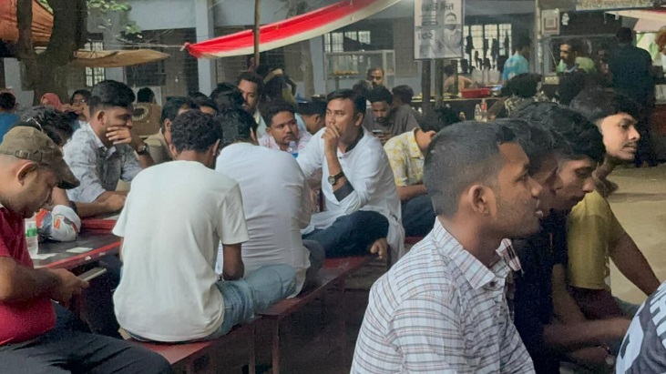 রাকসুর আচরণবিধি ভেঙে ক্যাম্পাসে ছাত্রদল নেতা আমান রাকসুর আচরণবিধি ভেঙে ক্যাম্পাসে ছাত্রদল নেতা আমান