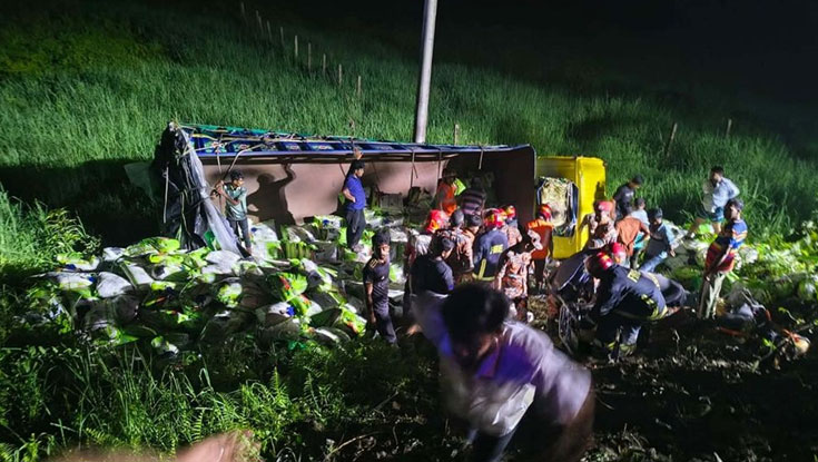 কুমিল্লায় ট্রাক খাদে পড়ে নিহত ৭