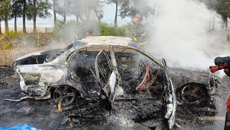 টেকনাফে চলন্ত প্রাইভেট কারে আগুন