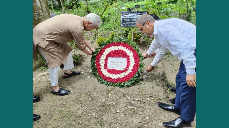 শহীদ সাকিবের কবর জিয়ারত করলেন গৃহায়ন উপদেষ্টা শহীদ সাকিবের কবর জিয়ারত করলেন গৃহায়ন উপদেষ্টা
