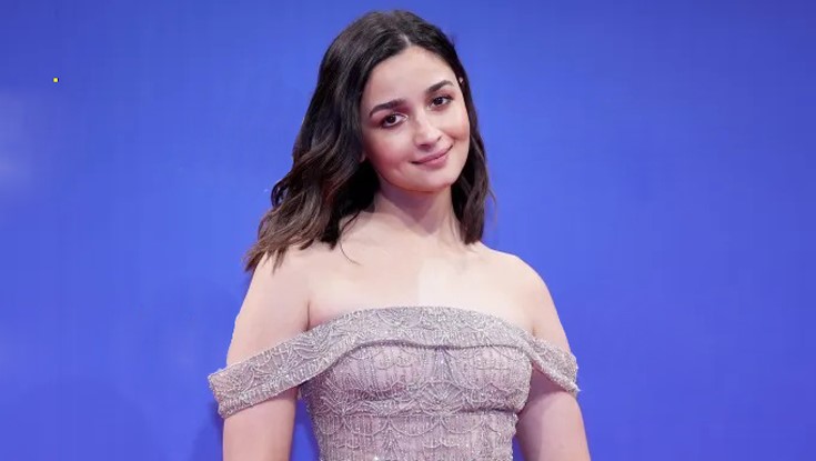 কর্মীদের বাড়ি উপহার দিলেন আলিয়া ভাট