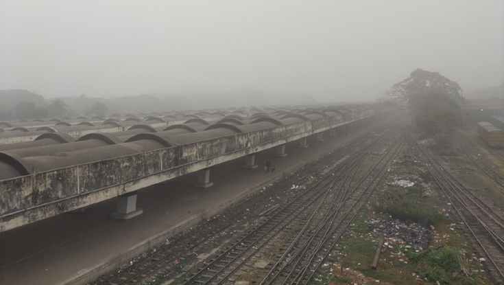 কয়াশার চাদরে রাজধানী