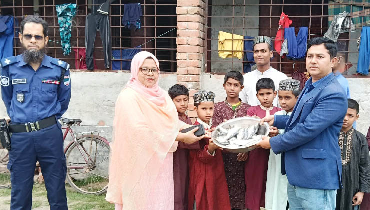জব্দকৃত জাটকা এতিমখানায় বিতরণ, ব্যবসায়ীকে জরিমানা
