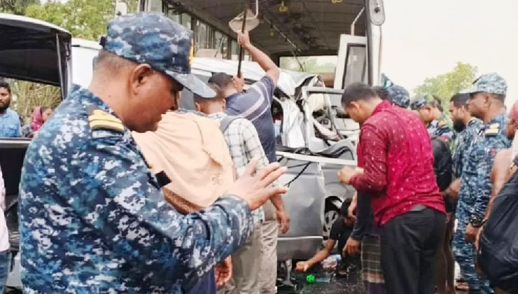 খুলনা-মোংলা মহাসড়কে বাস-মাইক্রো সংঘর্ষে নিহত ১৩