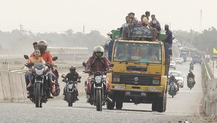 জীবনের ঝুঁকি নিয়ে ট্রাকে ঈদযাত্রা