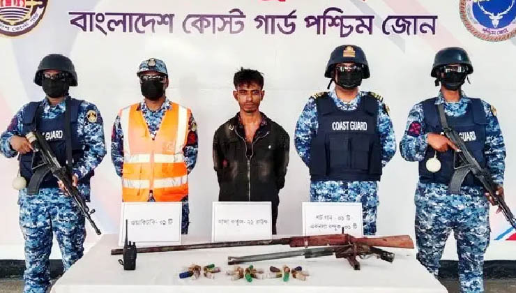 সুন্দরবন থেকে অস্ত্র-গুলিসহ বনদস্যু আটক