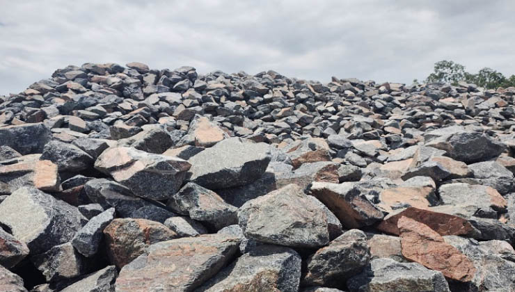 খনির পাথর বিক্রি না হওয়ায় সংকট, উত্তোলন বন্ধের আশঙ্কা