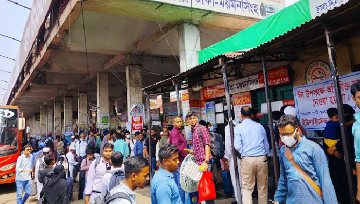 টার্মিনালে যাত্রীদের চাপ, বাস কম থাকায় ভোগান্তি