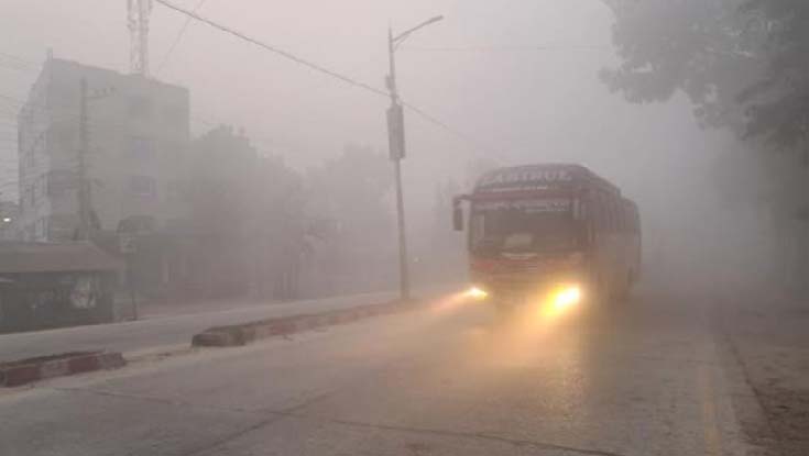 ঘন কুয়াশায় অন্ধকার রাজধানী, তাপমাত্রা ১২ ডিগ্রির ঘরে