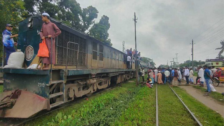 বলাকা কমিউটার ট্রেনের ইঞ্জিনে আগুন বলাকা কমিউটার ট্রেনের ইঞ্জিনে আগুন