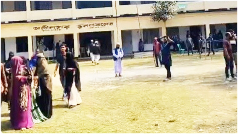 ভোলায় ভোটকেন্দ্রে ককটেল বিস্ফোরণ, সাময়িক ভোট বন্ধ