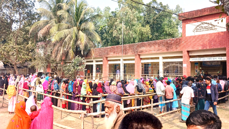 বোদা উপজেলার ভোটকেন্দ্রে নারী ভোটারদের জয়জয়কার