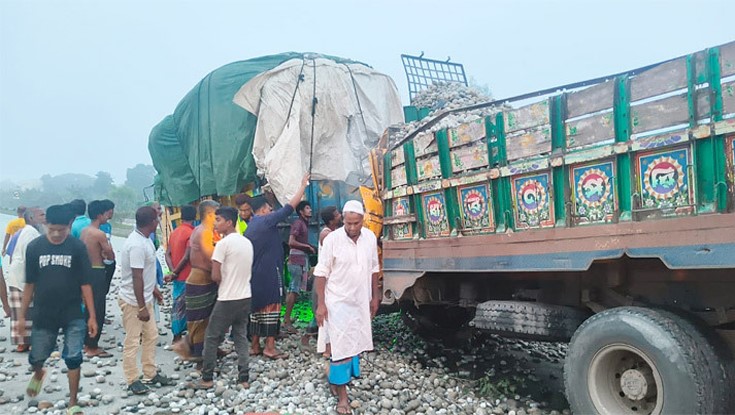 ট্রাকের ধাক্কায় চালক-হেলপার নিহত ট্রাকের ধাক্কায় চালক-হেলপার নিহত
