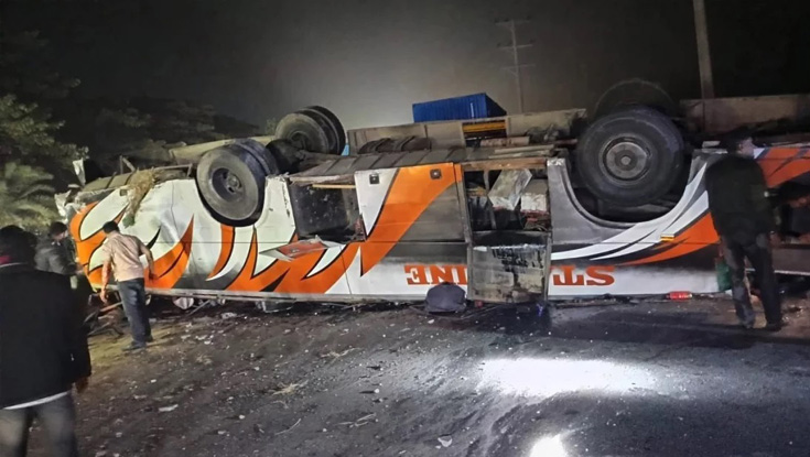 বাস উল্টে প্রাণ গেল দুই জনের