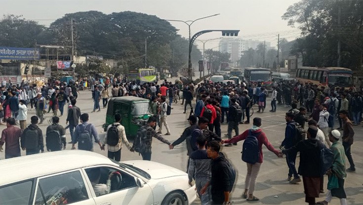 সাত কলেজ শিক্ষার্থীদের সড়ক অবরোধ, যান চলাচল বন্ধ