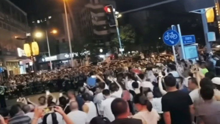 মরদেহ পোড়ানোর নির্দেশের প্রতিবাদে চীনে বিক্ষোভ