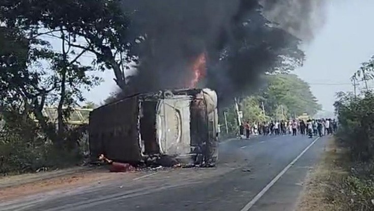 ত্রিমুখী সংঘর্ষে বাসে আগুন, নিহত ৪