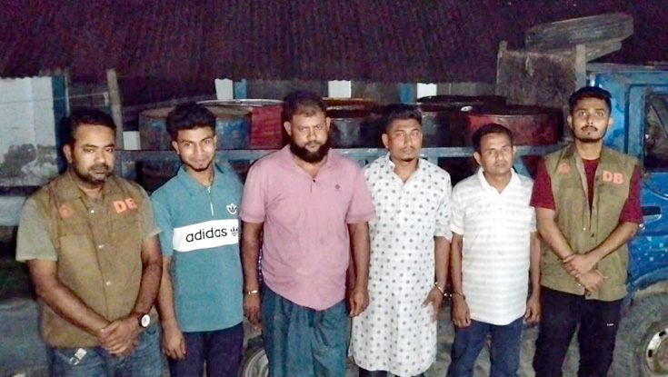১৪০০ লিটার অবৈধ ডিজেলসহ গ্রেফতার ৪