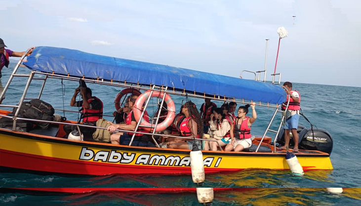 মালয়েশিয়ায় মাঝসমুদ্র থেকে বাংলাদেশিসহ ১৩ পর্যটক উদ্ধার