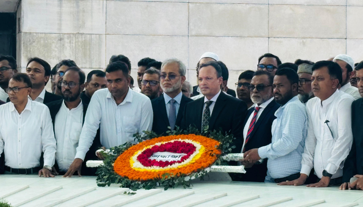 জিয়াউর রহমান-খালেদা জিয়ার কবরে অ্যাটর্নি জেনারেলের শ্রদ্ধা