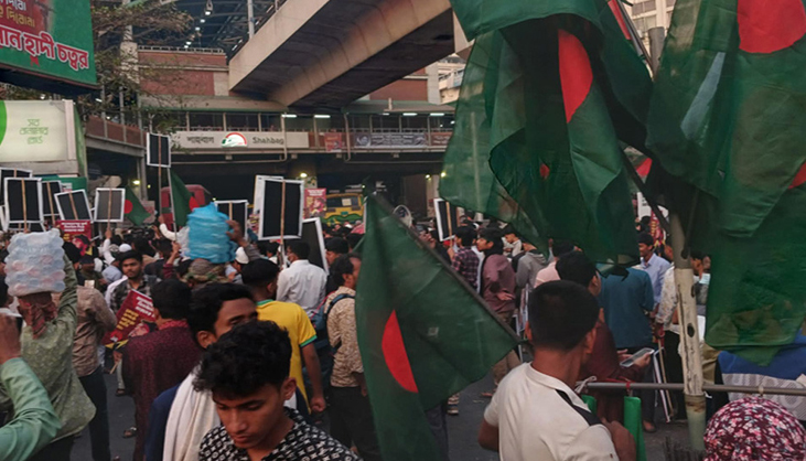 পুলিশি হামলার প্রতিবাদে শাহবাগ অবরোধ