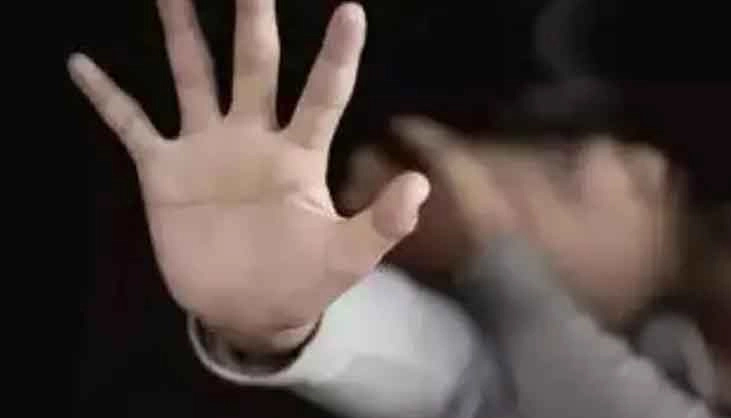 প্রেম প্রত্যাখ্যান করায় শিক্ষিকার ঠোঁট কেটে দিল ছাত্র