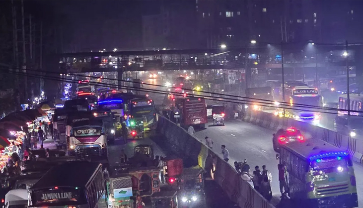 সড়কে ঘরমুখো মানুষের চাপ, যানজট না থাকায় স্বস্তি