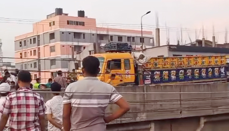 বাস-ট্রাক সংঘর্ষে নিহত ৩